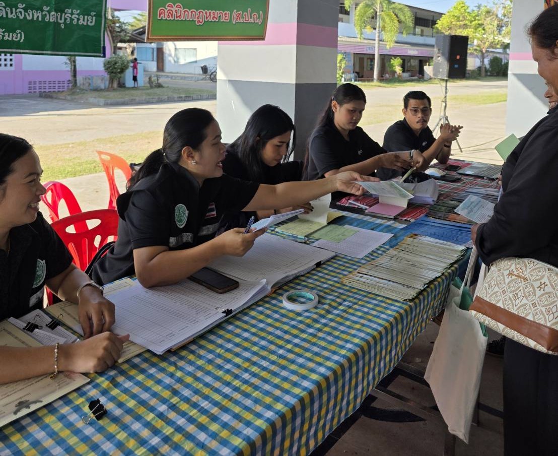 title - วันอังคารที่ 23 ธันวาคม 2568 นายประเสริฐ กาญจนเกียรติกุล ปฏิรูปที่ดินจังหวัดบุรีรัมย์ พร้อมเจ้าหน้าที่ ส.ป.ก.บุรีรัมย์ ร่วมงานโครงการคลินิกเกษตรเคลื่อนที่ในพระราชานุเคราะห์สมเด็จพระบรมโอรสาธิราชฯ สยามมกุฎราชกุมาร ไตรมาสที่ 1 ประจำปีงบประมาณ พ.ศ. 2569